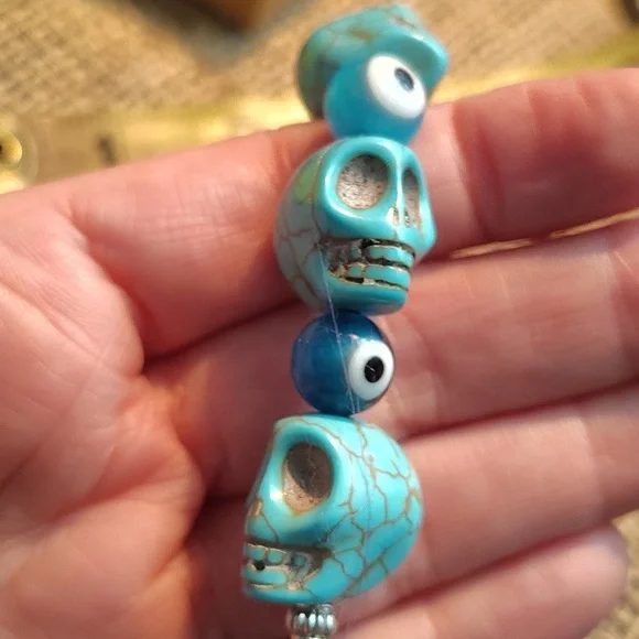 💀Turquoise Color Howlite Adjustable Skull Bead Bracelet - Picture 2 of 5